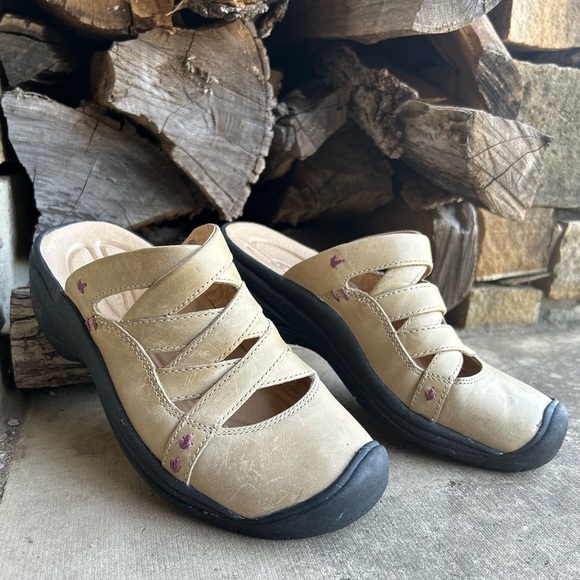 Keen light tan slip on leather Clogs footwear shoes NWOB Sz-6.5. C - Picture 1 of 8